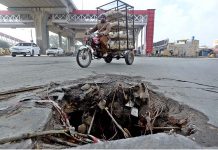 An open manhole at Mareer Chowk may cause any mishap and needs the attention of concerned authorities