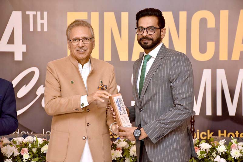 President Dr. Arif Alvi giving a memento during the 4th Financial Crime Summit