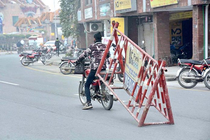 A youngster carrying a barrier on a motorcycle in risky way may cause of any mishap