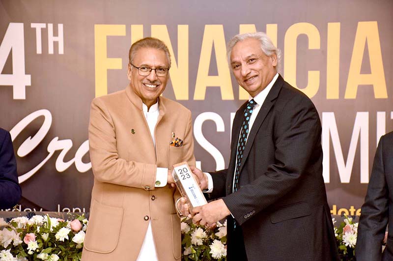 President Dr. Arif Alvi giving a memento during the 4th Financial Crime Summit