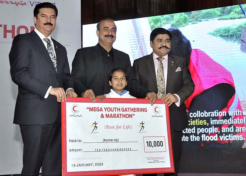 State Minister for Poverty Alleviation & Social Safety Pakistan, Faisal Karim Kundi , Chairman PRCS, Sardar Shahid Ahmed Laghari and Patron in chief of Pakistan Sweet Homes Zamurd Khan awarding cheque at "Mega Youth Gathering & Marathon" under the theme 'Run Far Life' at Jinnah Convention centre