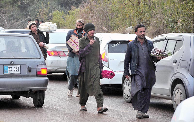 Street vendors selling different stuff to the commuters along Murree Road