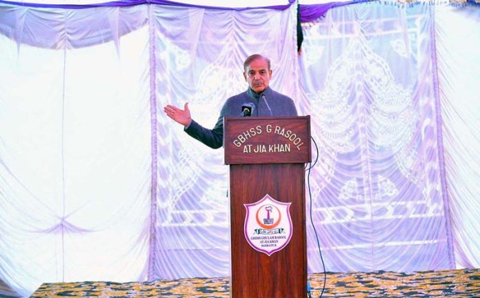 Prime Minister Muhammad Shehbaz Sharif addressing the flood victims and local elders after inaugurating the new building of Govt. Boys Secondary School, Ghulam Rasool, Jia Khan in Sohbatpur, Balochistan