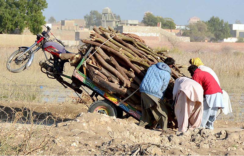 Front wheel of tri-cycle rickshaw in the air due to overloaded at Hala Naka Area