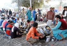 Free food distributing among deserving people on Dastar khawan Fe-Sabill Allah at Malad (Square Fwara) Chowk in the city