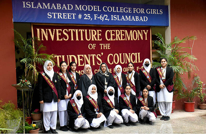 Students showing their medals during the Investiture Ceremony of newly elected College Council 2022-23