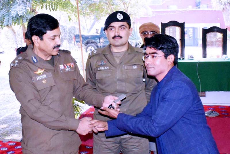 Regional Police Officer Bahawalpur Munir Ahmad Zia is handing over the keys of recovered vehicles and motorcycles to the owners in police Line