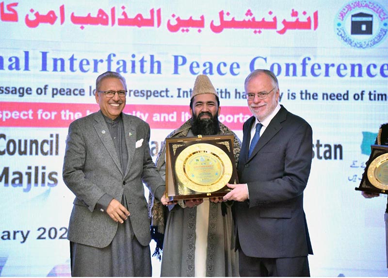 President Dr. Arif Alvi giving honorary shield to Prof. Dr. Andrea Ricardi, Founder of the Community of Sant'Egidio at the International Inter-Faith Peace Conference