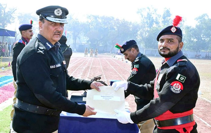 IG Railway Dr. Rao Sardar Ali Khan distributes prize and certificate among the position holders at passing out ceremony of 5th Intermediate