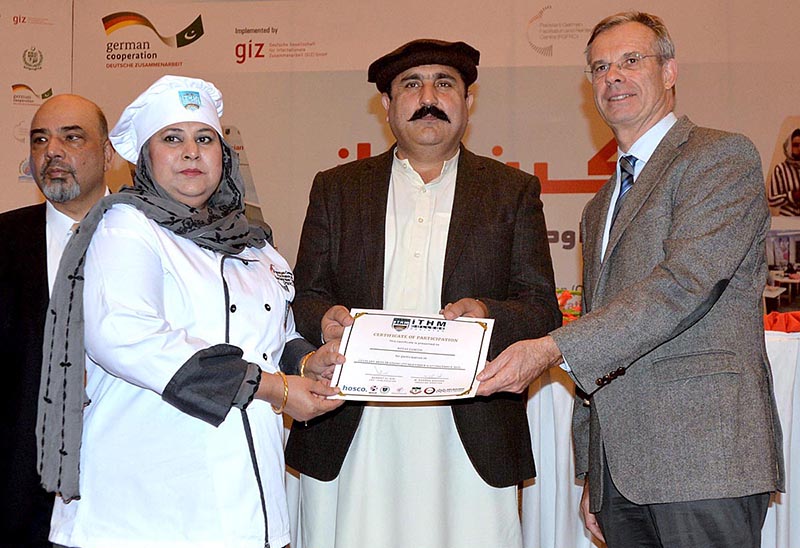 Federal Minister for Overseas Pakistanis & Human Resource Development Sajid Hussain Turi awarding Rickshow key during ceremony of " Ek Naya Aghaz Apna Watan-Apna Rozgar" after completing their course by Pakistani- German facilitation and Reintegration center at local hotel.