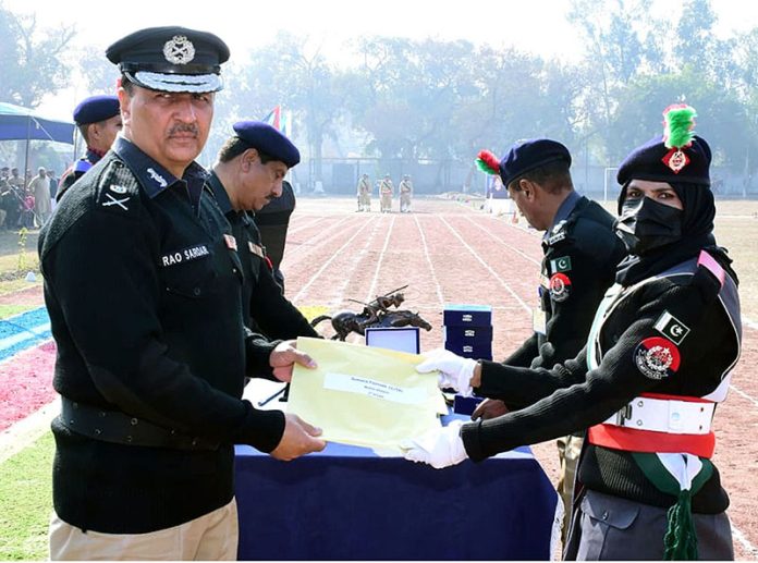 IG Railway Dr. Rao Sardar Ali Khan distributes prize and certificate among the position holders at passing out ceremony of 5th Intermediate