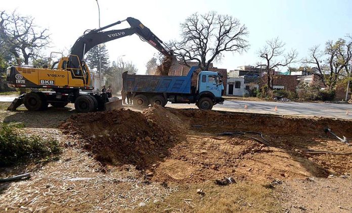 CDA workers excavating to extend the G-7 Service Road