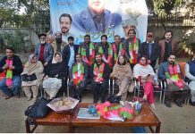 Pakistan People’s Party Senator Rubina Khalid in a group photo with the newly elected President of the Press Club Arshad Aziz Malik and the Cabinet at PPC
