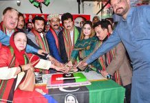 PPP MPA Abdul Jabbar Khan, PPP ladies wing member Ishrat Mughal and other PPP workers cutting the 95th birthday cake of shaheed Zulfiqar Ali Bhutto at Mughal House