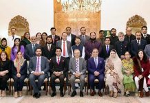 President Dr. Arif Alvi in a group photo with the representatives of Chambers of Commerce and Industry from all across Pakistan at Aiwan-e-Sadr