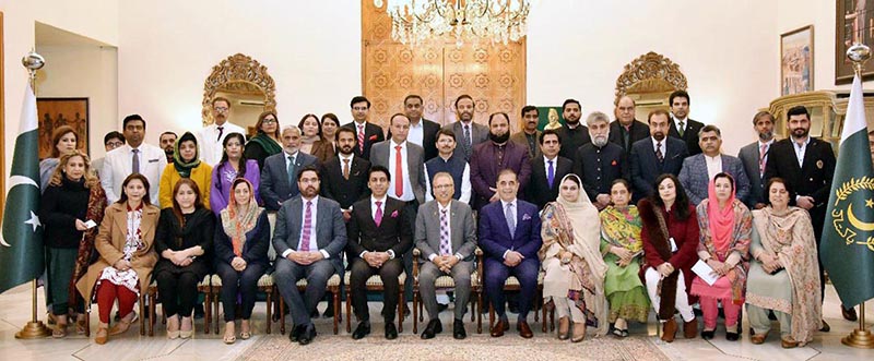 President Dr. Arif Alvi in a group photo with the representatives of Chambers of Commerce and Industry from all across Pakistan at Aiwan-e-Sadr