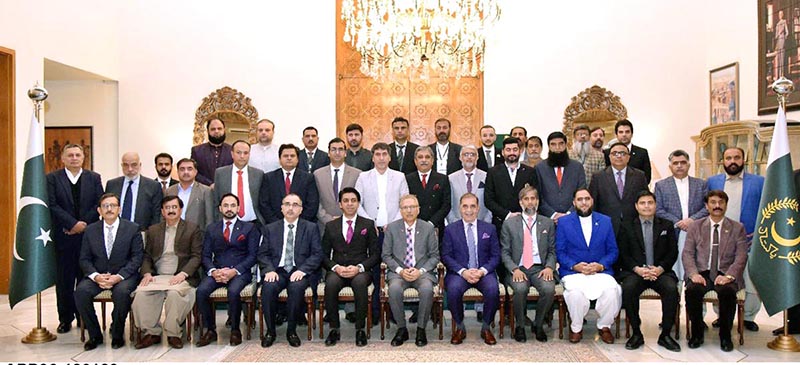 President Dr. Arif Alvi in a group photo with the representatives of Chambers of Commerce and Industry from all across Pakistan at Aiwan-e-Sadr