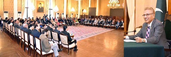 President Dr Arif Alvi talking with the representatives of Chambers of Commerce and Industry from all across Pakistan at Aiwan-e-Sadr