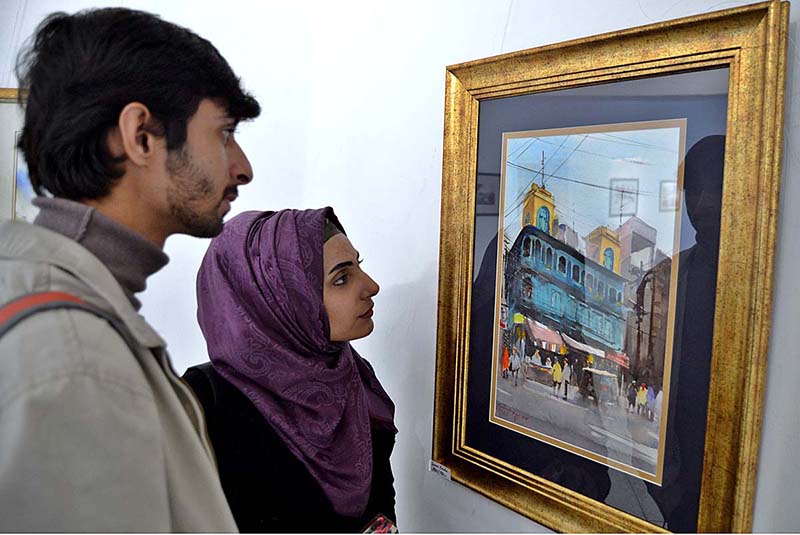 Artist Sarfraz Musawir giving final touch to his artwork during World Watercolor Day & IWS 11th Anniversary organized by the Lahore Arts Council at Alhamra