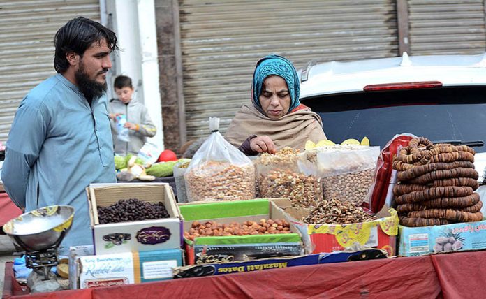 A vendor roasting grams for customers at his roadside setup