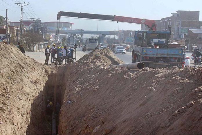 SNGPL staffers busy in laying Sui gas pipeline at southern bypass