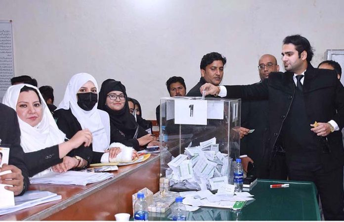 Lawyers casting vote at the Annual Election 2023-24 District Bar Association