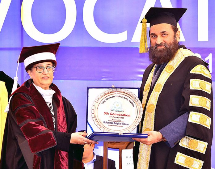 Vice Chancellor of The Women University Prof. Dr. Uzma Qureshi presenting a shield to Governor of Punjab Muhammad Baligh Ur Rehman during the 5th Convocation of The Women University Mattiltal Campus