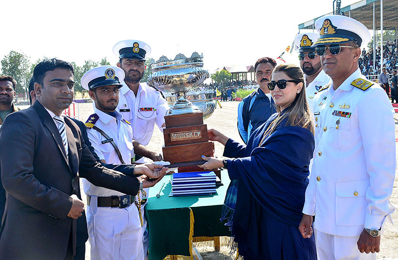 Federal Minister for Poverty Alleviation & Social Safety Shazia Marri giving away gold medal to position holder cadet during 26th parent’s day of Cadet College