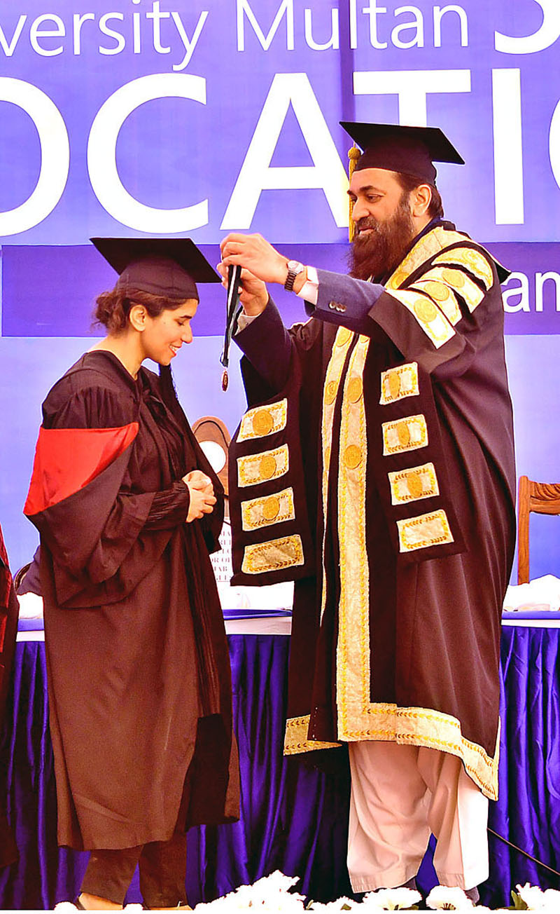 Governor of Punjab Muhammad Baligh Ur Rehman awards a gold medal among the position holder students during the 5th Convocation of The Women University Mattiltal Campus