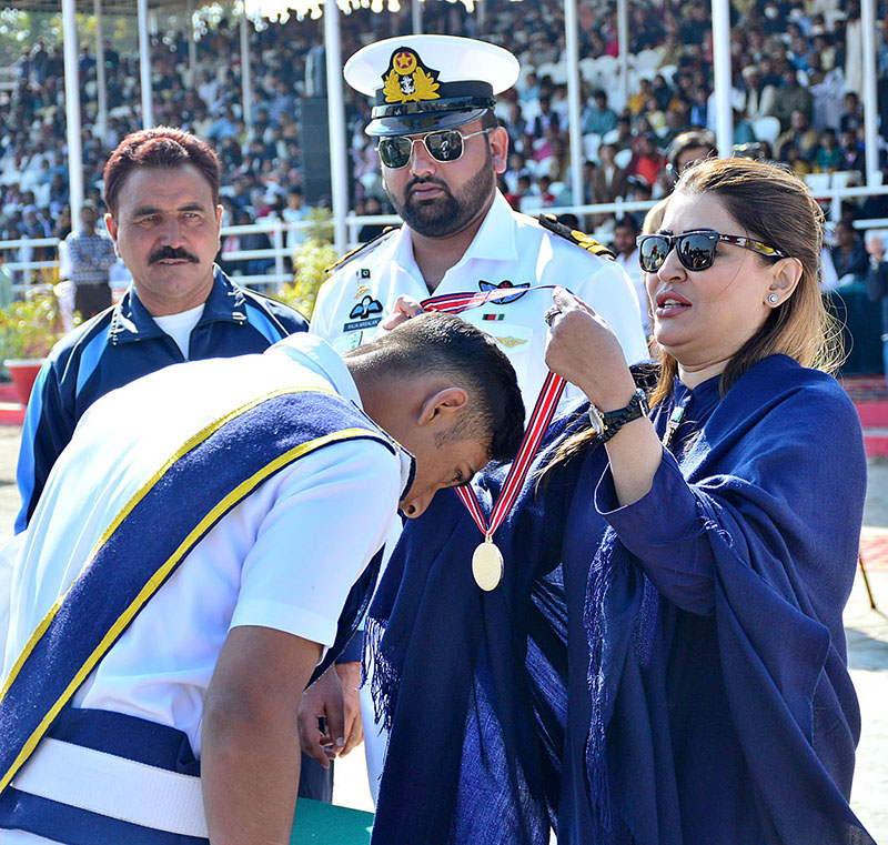 Federal Minister for Poverty Alleviation & Social Safety Shazia Marri giving away gold medal to position holder cadet during 26th parent’s day of Cadet College