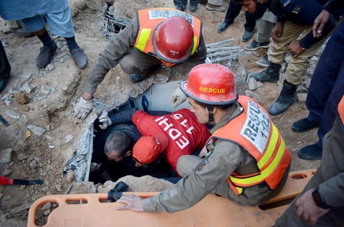 Peshawar bomb blast : Rescue operation continues Peshawar bomb blast : Rescue operation continues