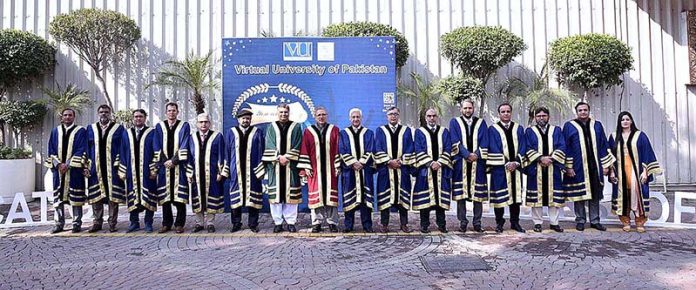 President Dr Arif Alvi in a group photo with the faculty members of the Virtual University of Pakistan.