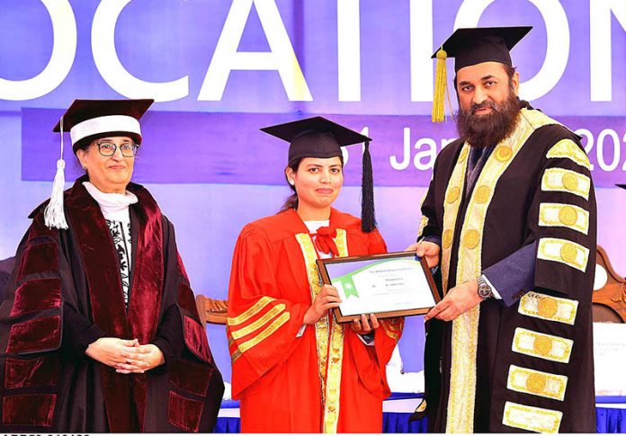 Governor of Punjab Muhammad Baligh Ur Rehman awards the best teacher certificate among lecturers during the 5th Convocation of The Women University Mattiltal Campus