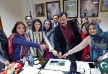 Minister of State/SAPM for Industries and Production Tasneem Ahmed Qureshi cutting cake to Birthday anniversary of Shaheed Zulfikar Ali Bhutto along with a delegation of Rawalpindi women chamber of Commerce and Industry