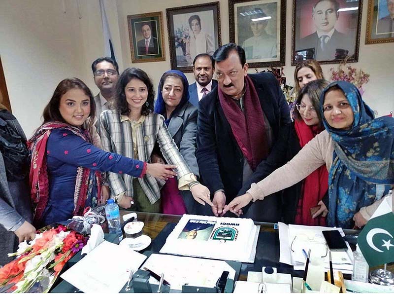 Minister of State/SAPM for Industries and Production Tasneem Ahmed Qureshi cutting cake to Birthday anniversary of Shaheed Zulfikar Ali Bhutto along with a delegation of Rawalpindi women chamber of Commerce and Industry