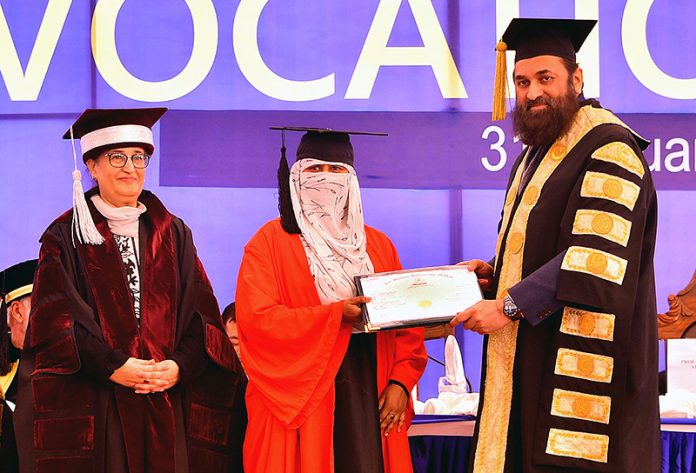 Governor of Punjab Muhammad Baligh Ur Rehman awards the appreciation certificate to the teacher during the 5th Convocation of The Women University Mattiltal Campus