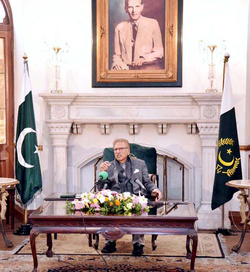 President Dr. Arif Alvi talking to Lahore-based journalists, at Governor House