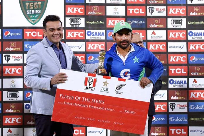Pakistani Wicket Keeper Batsman Sarfaraz Ahmed receives ‘Player of the Series Cash award’ after drawn match and Test Series during the fifth and final day of the Second Cricket Test Match between Pakistan and New Zealand at the National Stadium.