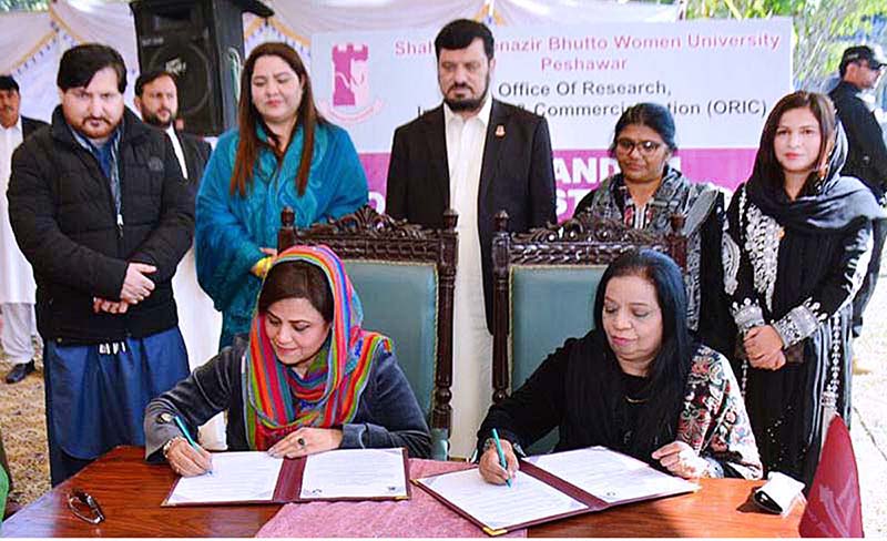 Governor KP Haji Ghulam Ali witnessing the signing of MoU between Station Director PBC Peshawar Syeda Iffat Jabbar and VC SBBWU Dr. Safia Ahmad for cooperation in different sectors and technical assistance