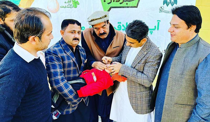 Deputy Commissioner Zhob Muhammad Ramzan Palal administrating polio drops to a child for starting Anti-Polio campaign in the area