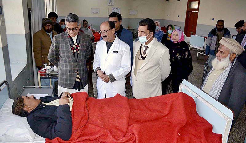 Chief Secretary Balochistan Abdul Aziz Aqeeli inquires after the health of patients during his visit to the Helpers Eye Hospital Quetta