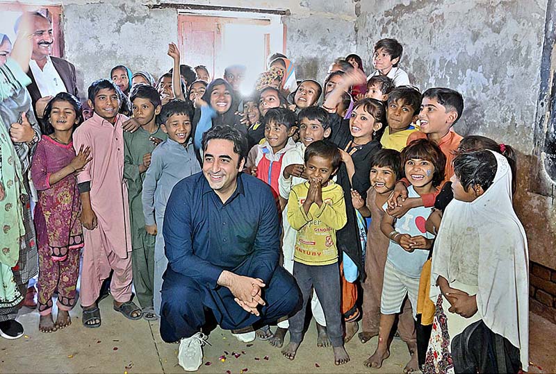 Chairman Pakistan People's Party and Foreign Minister Bilawal Bhutto Zardari in a group photo with students of flood damaged school during his visit to the flood affected area of Sita Village near Dadu