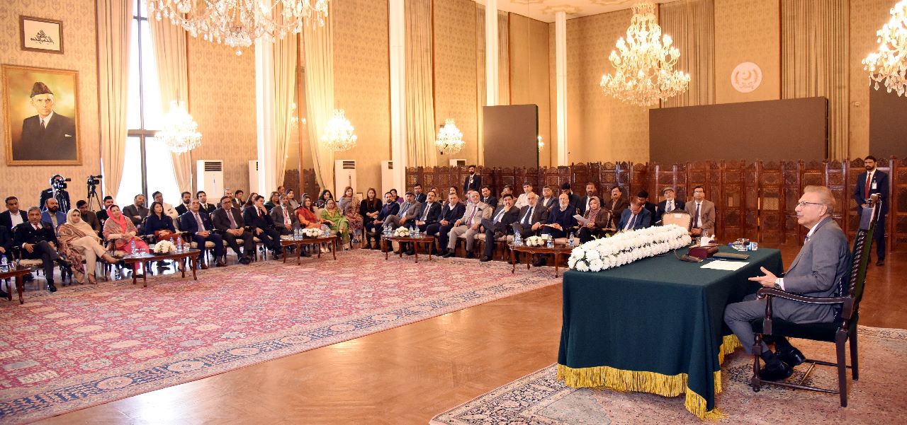 President urges state organs, business community to jointly resolve economic issues
