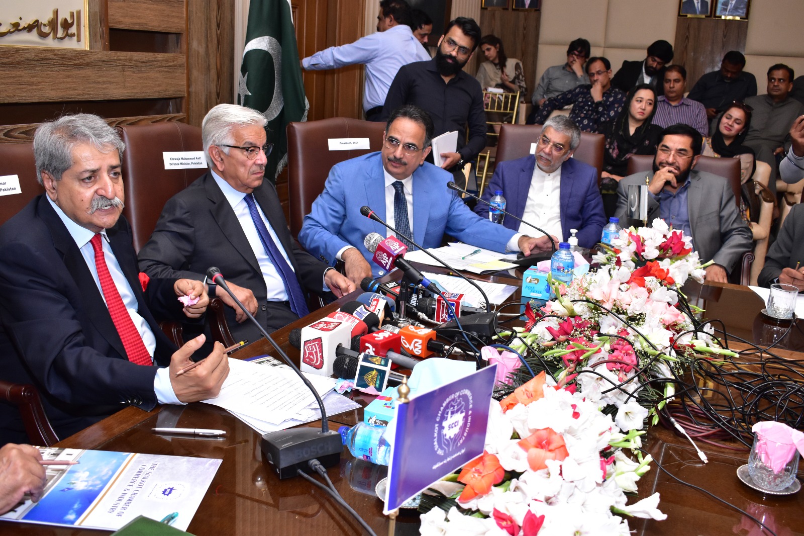 Ministers Naveed Qamar, Kh Asif attend interactive session at SCCI