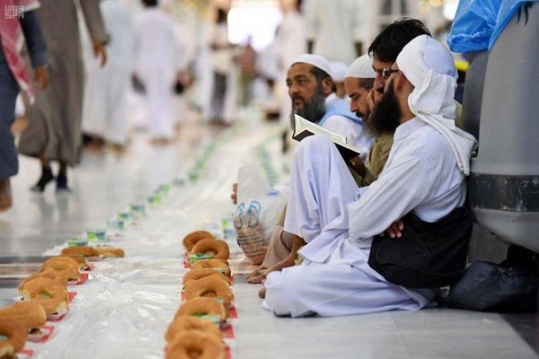 10,000 meals distributed to Grand Mosque visitors at King Abdulaziz International airport 10,000 meals distributed to Grand Mosque visitors at King Abdulaziz International airport