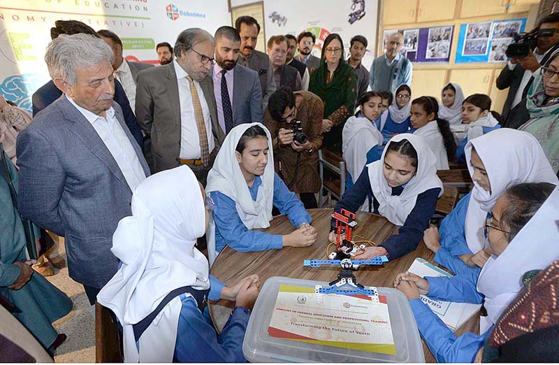 Federal Minister for Education and Professional Training Rana Tanveer Hussain viewing student’s projects during his visit at IMSG (VI-X), G-6/1-3