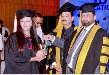 Former Chief Justice Lahore High Court, Muhammad Qasim Khan awards gold medal among the position holder students during the 16th Convocation of Bahauddin Zakariya University (BZU)