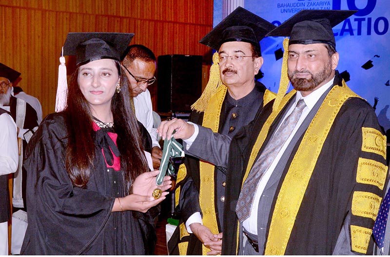Former Chief Justice Lahore High Court, Muhammad Qasim Khan awards gold medal among the position holder students during the 16th Convocation of Bahauddin Zakariya University (BZU)