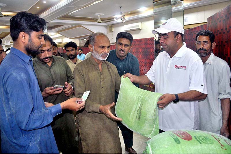 Additional Deputy Commissioner Sargodha Arshad Ahmed Wattoo distributing free flour bags among the deserving people at Choongi No. 9