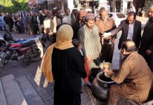 Free iftari being distributed among people at Karachi Company